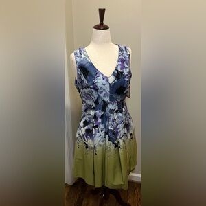 BNWT Vince Camuto v-neck floral dress